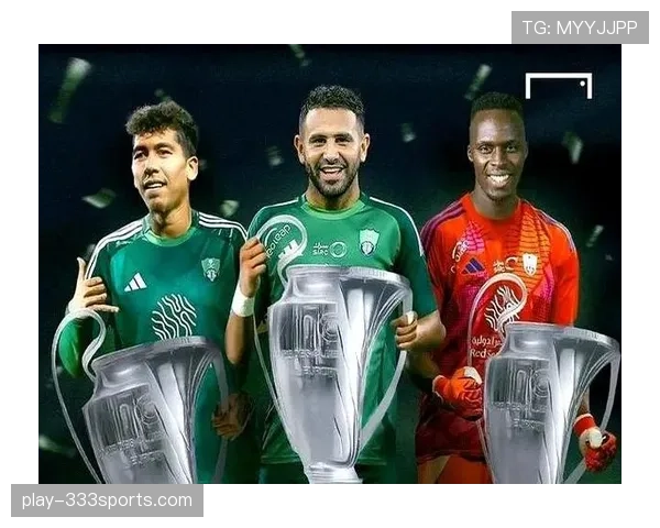 菲尔米诺与本泽马：伪九号分化，一人转向回撤组织，一人更集中禁区终结