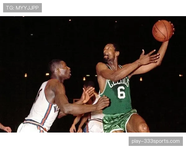 伯德无球跑动牵制防守，拉开空间主导绿军进攻体系