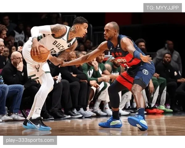 米德尔顿通过高位掩护制造错位单打提升雄鹿末节进攻成功率